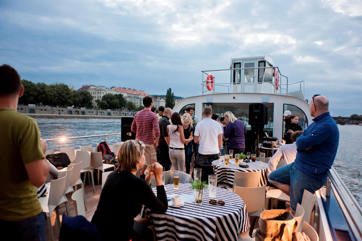 schifffahrten MIT ABENDESSEN IN PRAG